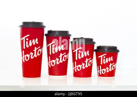 Calgary, Alberta, Kanada. 18.Mai 2021. Tim Hortons Kaffeetassen in verschiedenen Größen auf einem weißen Tisch. Stockfoto