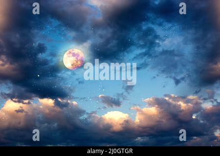 Vollmond mit Sternen am dunklen Nachthimmel. Stockfoto