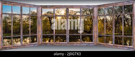 Panoramafenster mit Blick auf die Landschaft Stockfoto