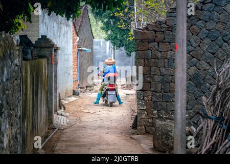 Die ländliche Straßenansicht des alten traditionellen Fischerdorfes auf Hainan in China Stockfoto