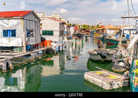 Die ländliche Straßenansicht des alten traditionellen Flussfischerdorfes auf Hainan in China Stockfoto