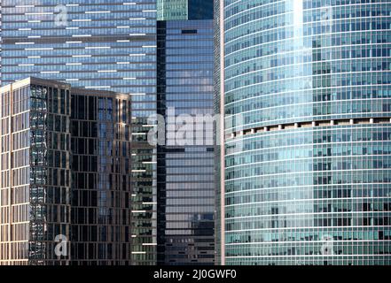 Dicht stehende Gebäude des Moscow City International Business Center Wolkenkratzer Vorderansicht aus nächster Nähe Stockfoto