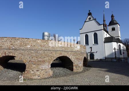 Reliquien der römischen Festung Divitia vor der ehemaligen Klosterkirche Alt St. Heribert Stockfoto