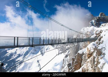Österreichs höchste Hängebrücke in den österreichischen Alpen. Skywalk am Dachstein. Schladming, Steiermark, Österreich spektakuläre Winterlandschaft und Atemnot Stockfoto