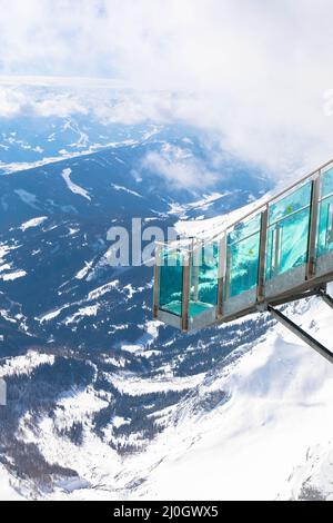 Spektakulärer Alpenblick mit der Stairscase to Nowhere auf dem verschneiten Dachsteingipfel, Schladming, Steiermark, Österreich. Purer Nervenkitzel kombiniert. Stockfoto