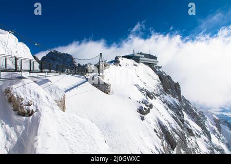 Österreichs höchste Hängebrücke in den österreichischen Alpen. Skywalk am Dachstein. Schladming, Steiermark, Österreich spektakuläre Winterlandschaft und Atemnot Stockfoto