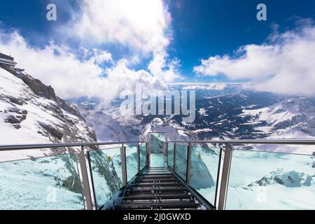 Spektakulärer Alpenblick mit der Stairscase to Nowhere auf dem verschneiten Dachsteingipfel, Schladming, Steiermark, Österreich. Purer Nervenkitzel kombiniert. Stockfoto