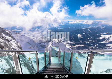 Spektakulärer Alpenblick mit der Stairscase to Nowhere auf dem verschneiten Dachsteingipfel, Schladming, Steiermark, Österreich. Purer Nervenkitzel kombiniert. Stockfoto