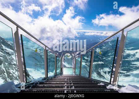 Spektakulärer Alpenblick mit der Stairscase to Nowhere auf dem verschneiten Dachsteingipfel, Schladming, Steiermark, Österreich. Purer Nervenkitzel kombiniert. Stockfoto