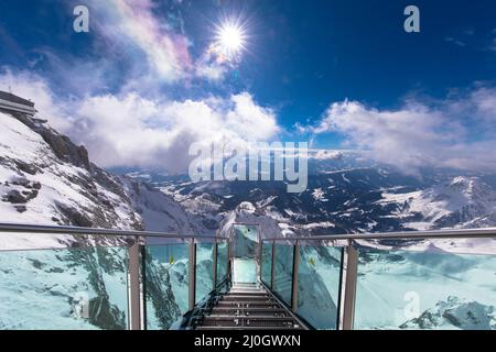 Spektakulärer Alpenblick mit der Stairscase to Nowhere auf dem verschneiten Dachsteingipfel, Schladming, Steiermark, Österreich. Purer Nervenkitzel kombiniert. Stockfoto