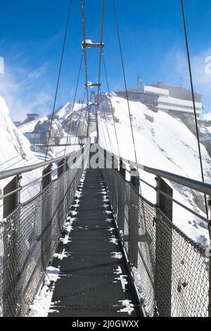 Österreichs höchste Hängebrücke in den österreichischen Alpen. Skywalk am Dachstein. Schladming, Steiermark, Österreich spektakuläre Winterlandschaft und Atemnot Stockfoto