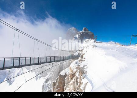 Österreichs höchste Hängebrücke in den österreichischen Alpen. Skywalk am Dachstein. Schladming, Steiermark, Österreich spektakuläre Winterlandschaft und Atemnot Stockfoto