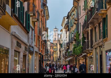 Verona, Italien - 22. Mai 2019 : Skyline der Stadt an der Einkaufsstraße Giuseppe Mazzini mit vielen Touristen Stockfoto