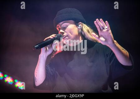 Tash Sultana beim Auftritt im Sant Jordi Club, Barcelona 17. März 2022. Fotograf: Ale Espaliat Stockfoto