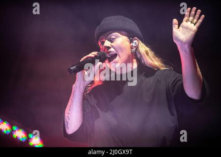 Tash Sultana beim Auftritt im Sant Jordi Club, Barcelona 17. März 2022. Fotograf: Ale Espaliat Stockfoto