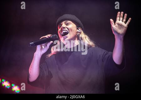 Tash Sultana beim Auftritt im Sant Jordi Club, Barcelona 17. März 2022. Fotograf: Ale Espaliat Stockfoto