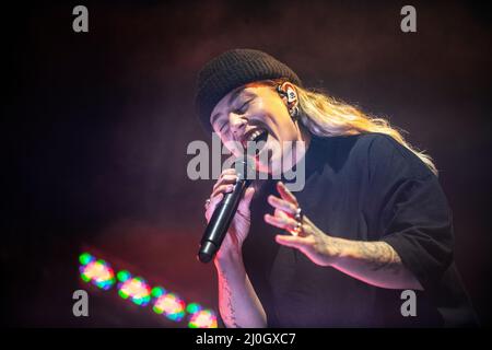 Tash Sultana beim Auftritt im Sant Jordi Club, Barcelona 17. März 2022. Fotograf: Ale Espaliat Stockfoto