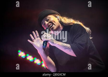 Tash Sultana beim Auftritt im Sant Jordi Club, Barcelona 17. März 2022. Fotograf: Ale Espaliat Stockfoto