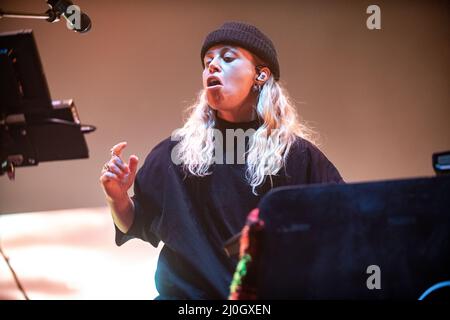 Tash Sultana beim Auftritt im Sant Jordi Club, Barcelona 17. März 2022. Fotograf: Ale Espaliat Stockfoto