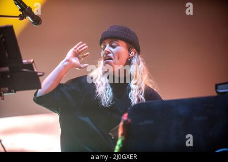 Tash Sultana beim Auftritt im Sant Jordi Club, Barcelona 17. März 2022. Fotograf: Ale Espaliat Stockfoto