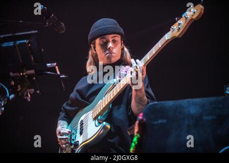 Tash Sultana beim Auftritt im Sant Jordi Club, Barcelona 17. März 2022. Fotograf: Ale Espaliat Stockfoto