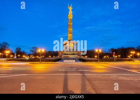 Die berühmte Siegessäule im Tiergarten in Berlin bei Nacht Stockfoto