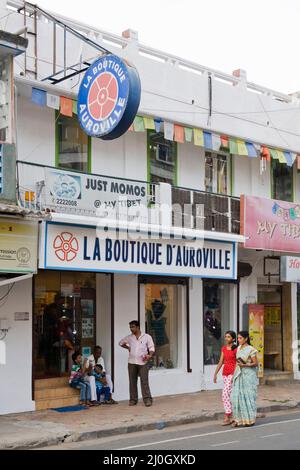 Pondicherry, Indien - Juli 2016: La Boutique d'Auroville in der Nehru Street. Stockfoto