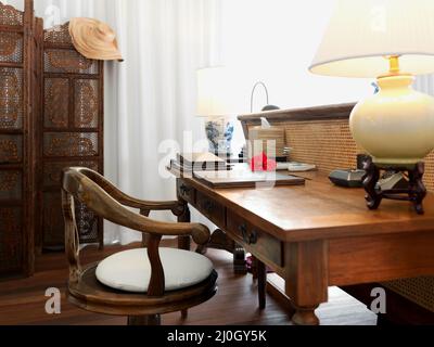 Suite mit Holzmöbeln. Luxuriöses Hotelzimmer mit antiken Holzmöbeln. Stockfoto