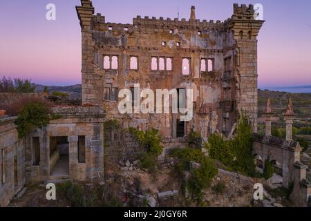Drohnen-Luftpanorama von Termas Radium Hotel Serra da Pena bei Sonnenuntergang in Sortelha, Portugal Stockfoto