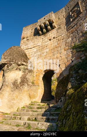 Sortelha Steinburg Eingangstor mit Treppe, in Portugal Stockfoto