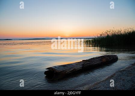 couché de Soleil sur le lac Stockfoto