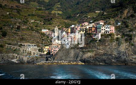 Dorf von vernazza mit bunten Häusern am Rande der Klippe Riomaggiore, Cinque Terre, Ligurien, Italien Stockfoto