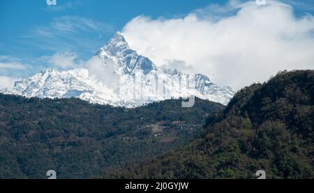 Annapurna Massiv Berge Himalaya bedeckt von Wolken, Schnee und Eis in Nord-Zentral-Nepal Asien. Stockfoto