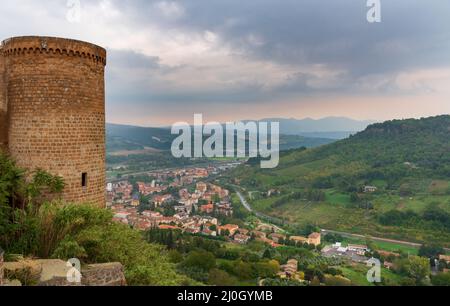 Panoramablick auf die Stadt Sferracavallo und das italienische Tal vom Schloss Orvieto. Italien Europa Stockfoto