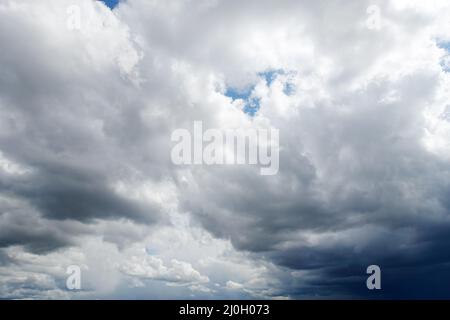 Cumulus Wolken im blauen Himmel Stockfoto
