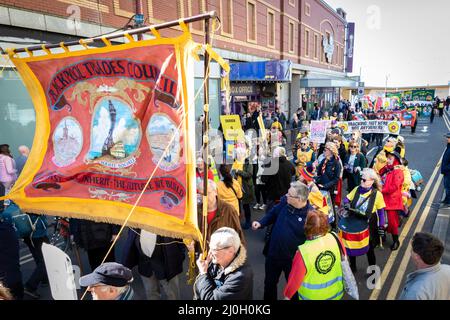 Blackpool, Großbritannien. 19. März 2022. Hunderte von Menschen marschieren, um gegen die Parteikonferenz der Frühlingspartei zu protestieren. Einheimische und Gewerkschaften schließen sich der Einheit an, um sicherzustellen, dass die Abgeordneten hören, dass sie in einer der am stärksten benachteiligten Städte des Landes nicht erwünscht sind. Dies geschieht, nachdem die Lebenshaltungskrise dieses Jahr zu einem der schwierigsten seit Jahrzehnten machen wird. Kredit: Andy Barton/Alamy Live Nachrichten Stockfoto