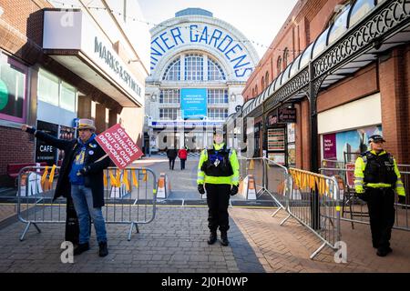 Blackpool, Großbritannien. 19. März 2022. Der Protestierende Steve Bray erwartet, dass die Minister zur Frühjahrstagung der konservativen Parteikonferenz eintreffen. Einheimische und Gewerkschaften schließen sich der Einheit an, um sicherzustellen, dass die Abgeordneten hören, dass sie in einer der am stärksten benachteiligten Städte des Landes nicht erwünscht sind. Dies geschieht, nachdem die Lebenshaltungskrise dieses Jahr zu einem der schwierigsten seit Jahrzehnten machen wird. Kredit: Andy Barton/Alamy Live Nachrichten Stockfoto