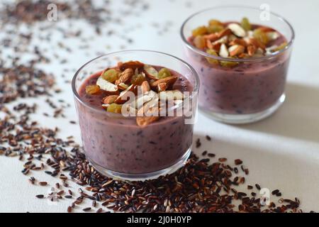 Schwarzer Reispudding. Hergestellt mit schwarzem Reis, in Milch geschmoren, mit Zucker gesüßt und mit Kardamom gewürzt. Reis wird beim Kochen lila. Es ist das Stockfoto