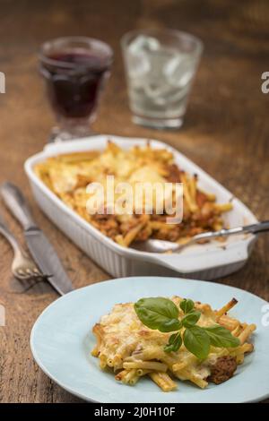 Gebackene italienische Makkaroni-Pasta mit Käse Stockfoto