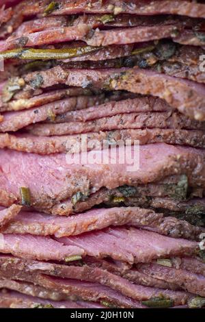 Stapel von geschnittenem Pastrami-Fleisch Stockfoto