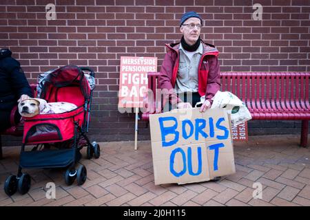 Blackpool, Großbritannien. 19. März 2022. Ein Protestler mit einem Fracking-Plakat erwartet den Beginn des marsches gegen die Parteikonferenz der Frühlingspartei. Einheimische und Gewerkschaften schließen sich der Einheit an, um sicherzustellen, dass die Abgeordneten hören, dass sie in einer der am stärksten benachteiligten Städte des Landes nicht erwünscht sind. Dies geschieht, nachdem die Lebenshaltungskrise dieses Jahr zu einem der schwierigsten seit Jahrzehnten machen wird. Kredit: Andy Barton/Alamy Live Nachrichten Stockfoto