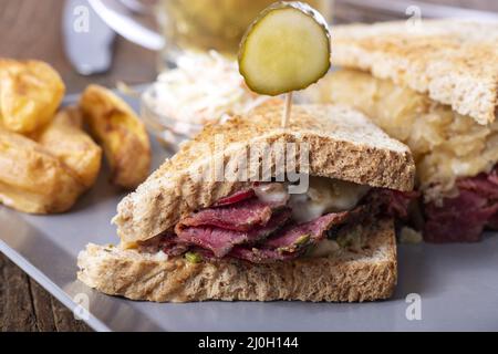 Reuben Sandwich auf rustikalem Holz Stockfoto