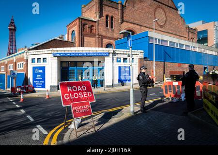 Blackpool, Großbritannien. 19. März 2022. Die Polizei steht Wache vor den Wintergärten, wo die diesjährigen Frühjahrsparteikonferenzen stattfinden. Einheimische und Gewerkschaften schließen sich der Einheit an, um sicherzustellen, dass die Abgeordneten hören, dass sie in einer der am stärksten benachteiligten Städte des Landes nicht erwünscht sind. Dies geschieht, nachdem die Lebenshaltungskrise dieses Jahr zu einem der schwierigsten seit Jahrzehnten machen wird. Kredit: Andy Barton/Alamy Live Nachrichten Stockfoto