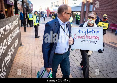 Blackpool, Großbritannien. 19. März 2022. Demonstranten mit Plakaten konfrontieren die Delegierten, als sie auf der Frühjahrstagung der konservativen Parteikonferenz eintreffen. Einheimische und Gewerkschaften schließen sich der Einheit an, um sicherzustellen, dass die Abgeordneten hören, dass sie in einer der am stärksten benachteiligten Städte des Landes nicht erwünscht sind. Dies geschieht, nachdem die Lebenshaltungskrise dieses Jahr zu einem der schwierigsten seit Jahrzehnten machen wird. Kredit: Andy Barton/Alamy Live Nachrichten Stockfoto