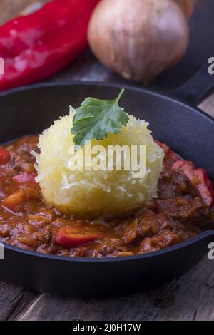 Ungarischer Gulasch in einer Eisentanpfanne Stockfoto