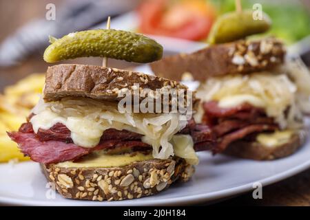 Reuben Sandwich auf rustikalem Holz Stockfoto