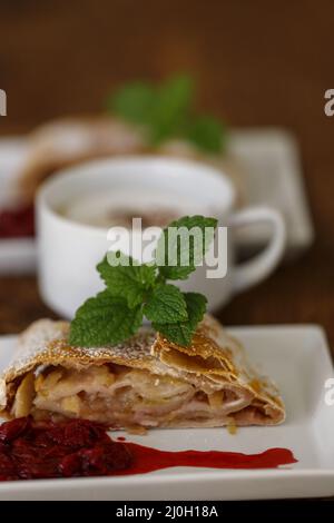 Österreichischer Apfelstrudel auf Holz Stockfoto