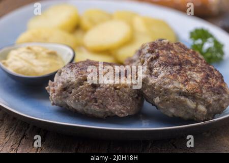 Bayerische Fleischbällchen mit Kartoffelsalat Stockfoto