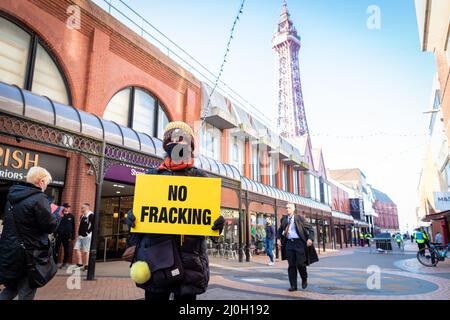 Blackpool, Großbritannien. 19. März 2022. Ein Protestler mit einem Fracking-Plakat erwartet den Beginn des marsches gegen die Parteikonferenz der Frühlingspartei. Einheimische und Gewerkschaften schließen sich der Einheit an, um sicherzustellen, dass die Abgeordneten hören, dass sie in einer der am stärksten benachteiligten Städte des Landes nicht erwünscht sind. Dies geschieht, nachdem die Lebenshaltungskrise dieses Jahr zu einem der schwierigsten seit Jahrzehnten machen wird. Kredit: Andy Barton/Alamy Live Nachrichten Stockfoto