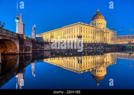 Das rekonstruierte Berliner Stadtpalais mit dem Fernsehturm Abenddämmerung Stockfoto